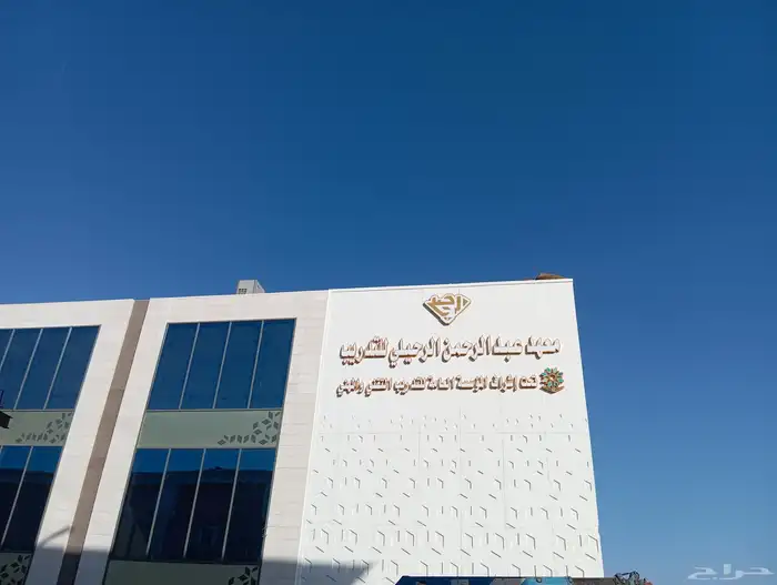 فني تركيب لوحات دعاية واعلان بالمدينة المنورة 1