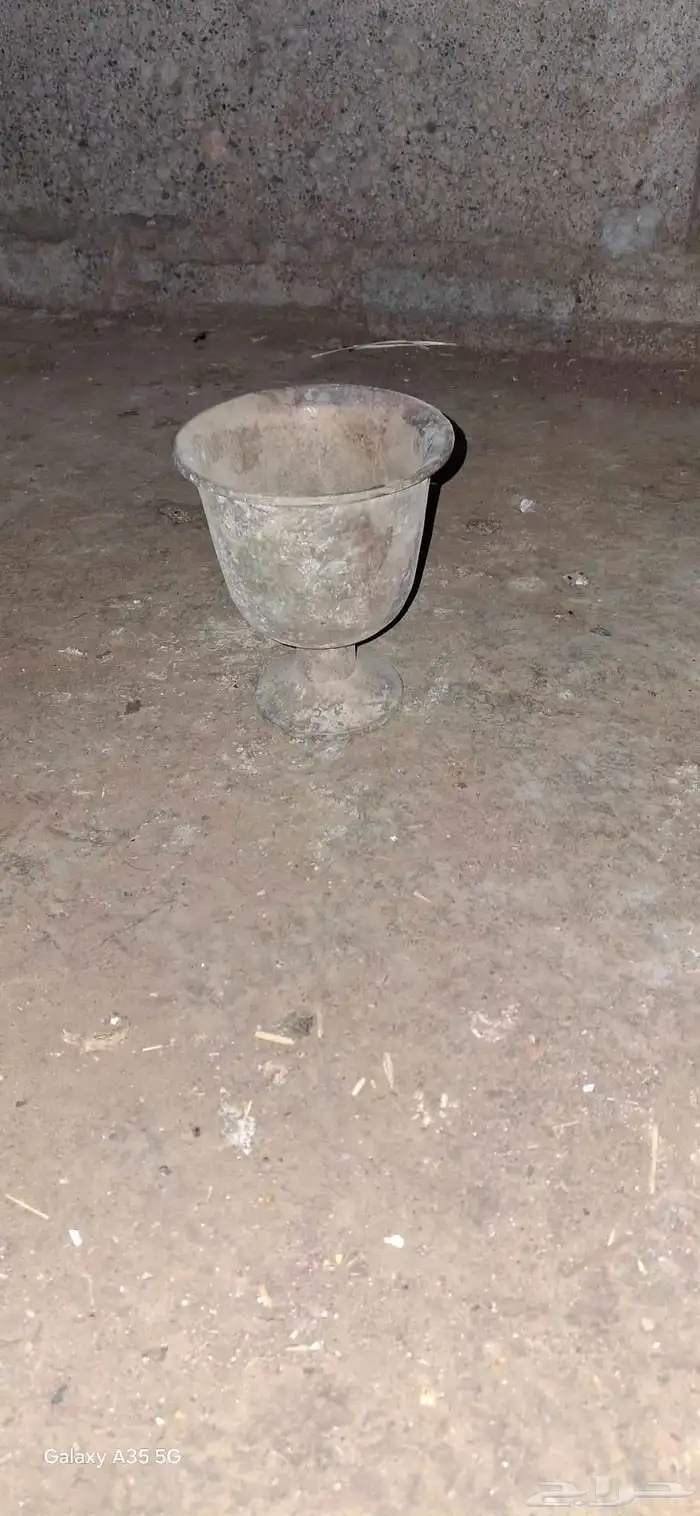 شنط قديمه ونجرقديم ومطحنة حب من حجر قديمه 3