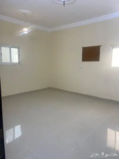 شقة اربع غرف صاله مطبخ راكب حمامين للايجار عوائل 3