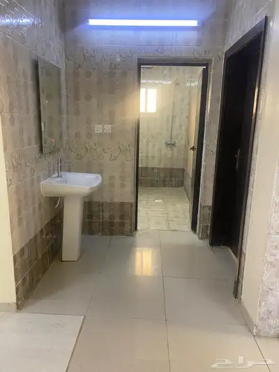 شقة اربع غرف صاله مطبخ راكب حمامين للايجار عوائل 0