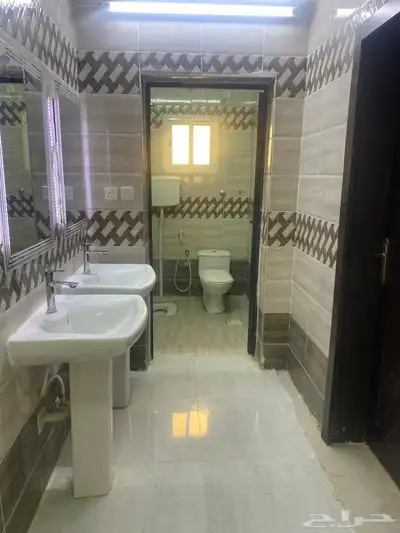 شقة اربع غرف صاله مطبخ راكب حمامين للايجار عوائل 4