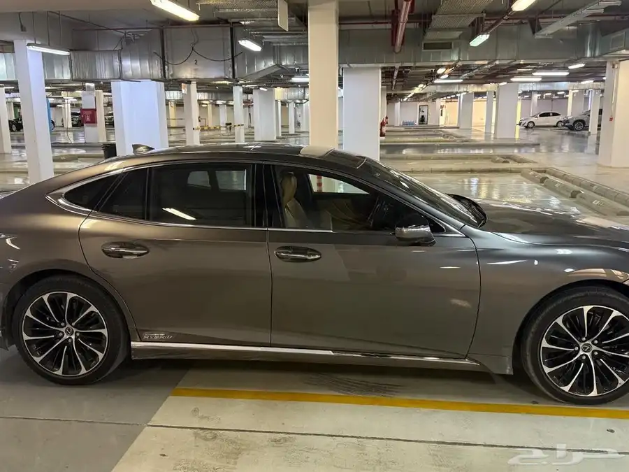 لكزس LS500H 2022 5