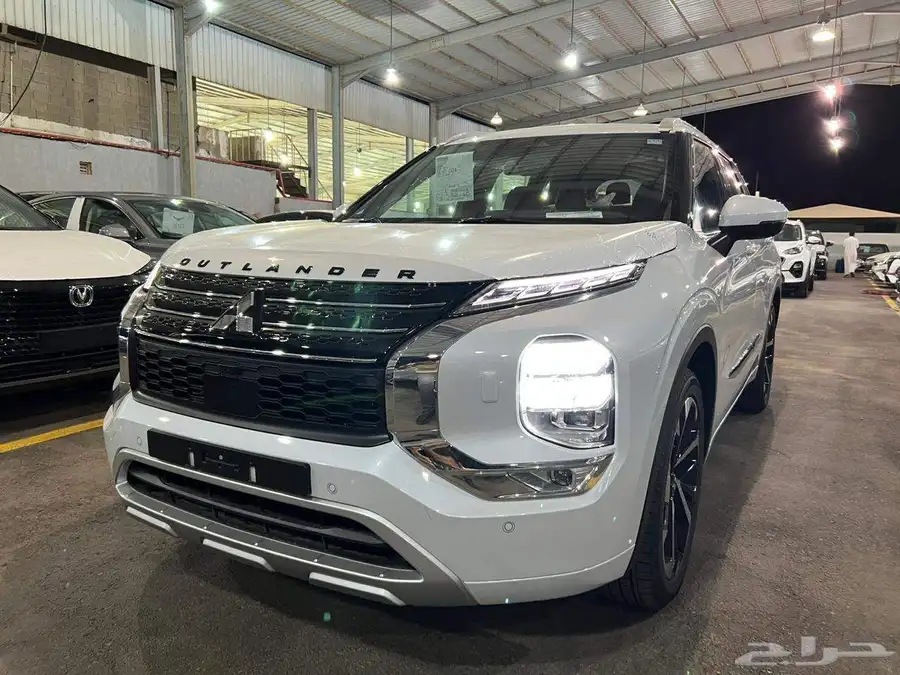ميتسوبيشي اوتلاندر بريميوم 2025 1