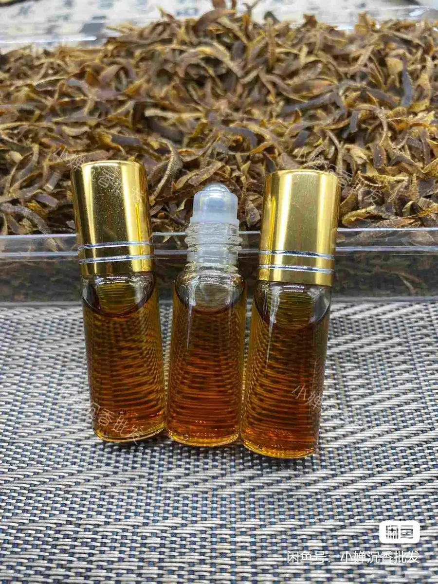 The agarwood essential oil is 100 riyals for 2 grams. 4