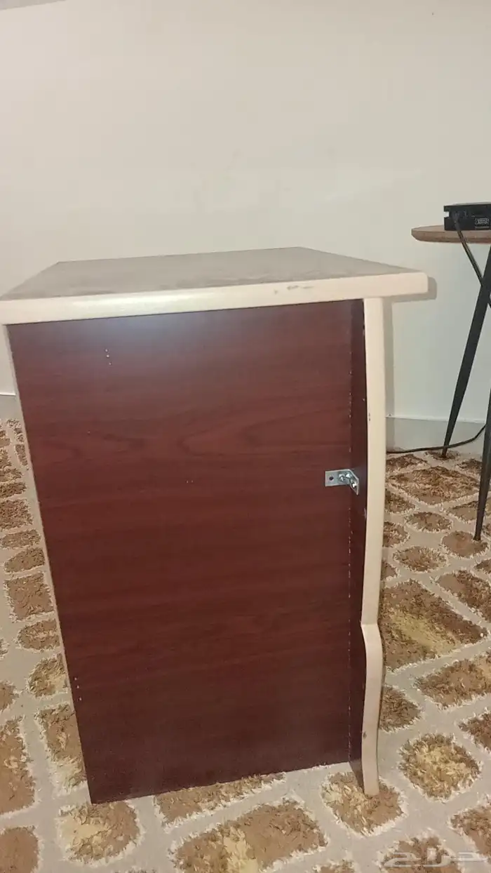 طاولة اغراض نضيفه وجديده استخدام قليل جدا 0