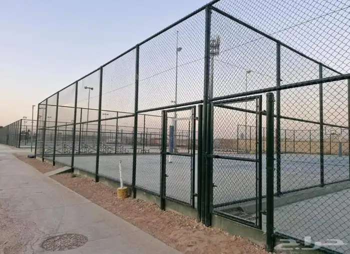 نقوم بتوريدوتركيب جميع انواع الشبوك والملاعب 1