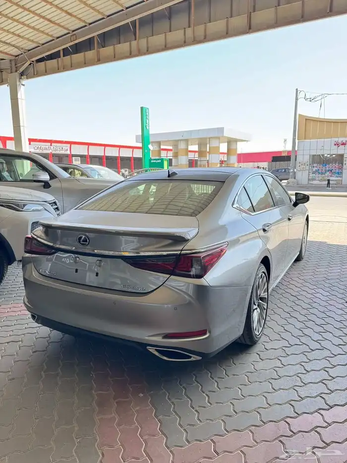 لكزس تيتانيوم ES 350 سعودي 2025 9