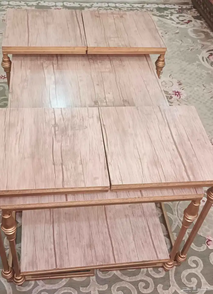 طقم طاولة مجلس كنب مرتفعة بقاعدة حديد لون ذهبي مستعملة ونظيف 3