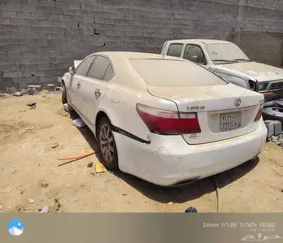 لكزس LS460 موديل 2009 ممشى 150 الف ميل صدمة في الواجهة الام 2