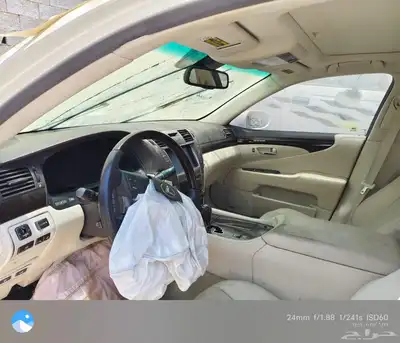 لكزس LS460 موديل 2009 ممشى 150 الف ميل صدمة في الواجهة الام 4