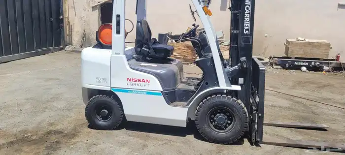 للبيع رافعة شوكية نيسان 2.5 طن 1