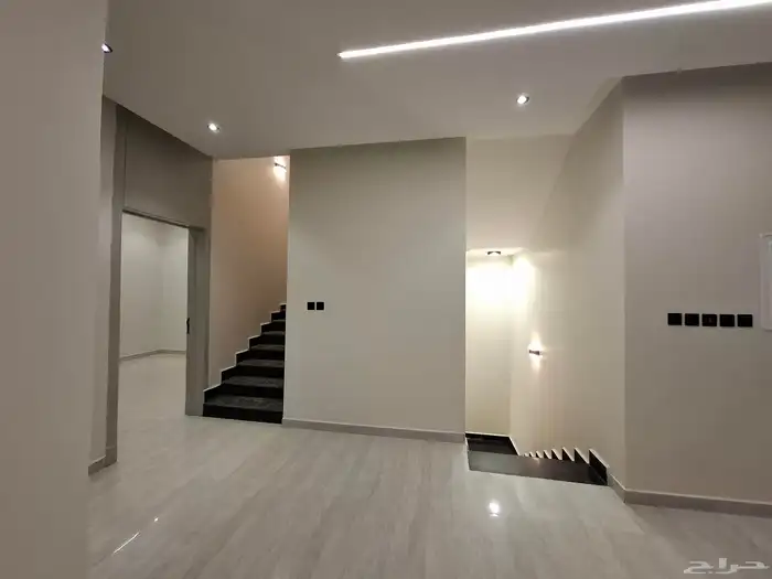 فيلا درج صالة 200 متر مؤسسة مصعد بها غرفة كبار سن 18