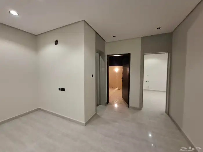 فيلا درج صالة 200 متر مؤسسة مصعد بها غرفة كبار سن 20