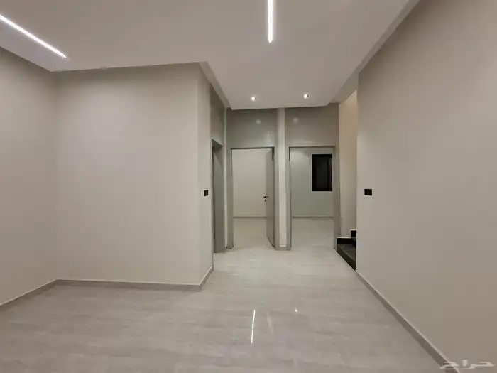 فيلا درج صالة 200 متر مؤسسة مصعد بها غرفة كبار سن 15