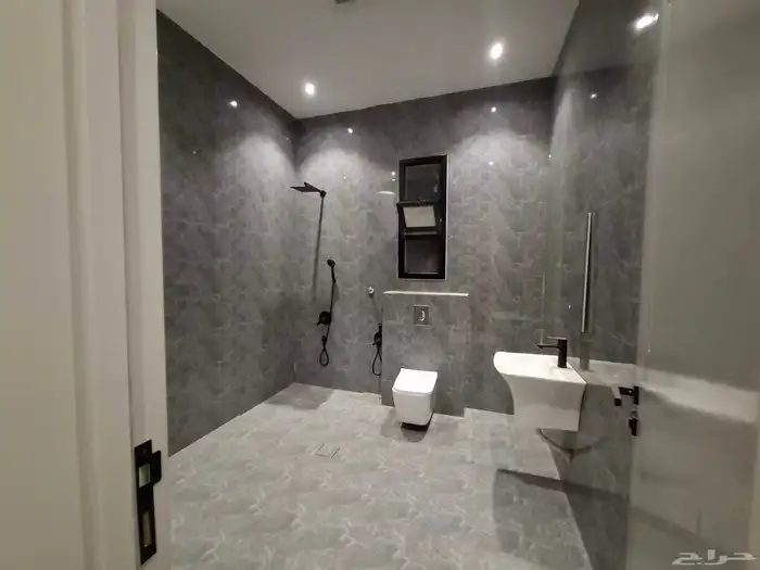 فيلا درج صالة 200 متر مؤسسة مصعد بها غرفة كبار سن 14