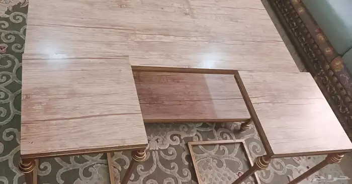 طقم طاولة مجلس كنب مرتفعة بقاعدة حديد لون ذهبي مستعملة ونظيف 4