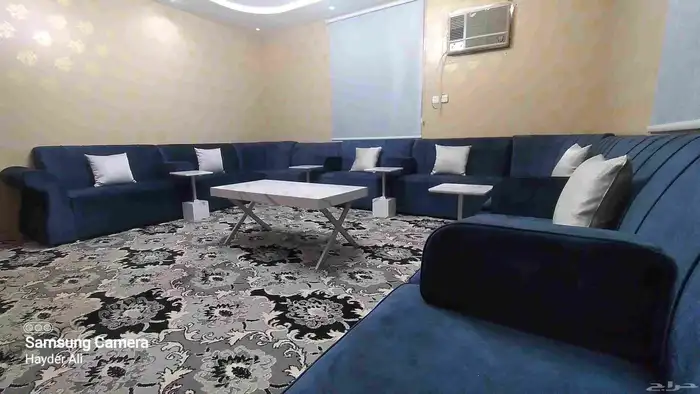 كنب اللون كحلي المخدات رصاصي المركى نفس لون الكنب 0