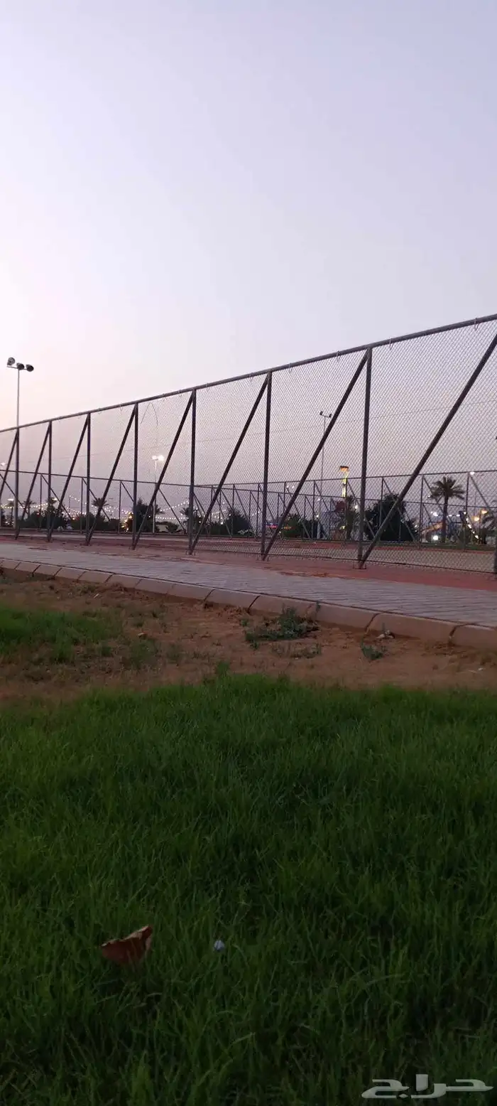 نقوم بتوريدوتركيب جميع انواع الشبوك والملاعب 3