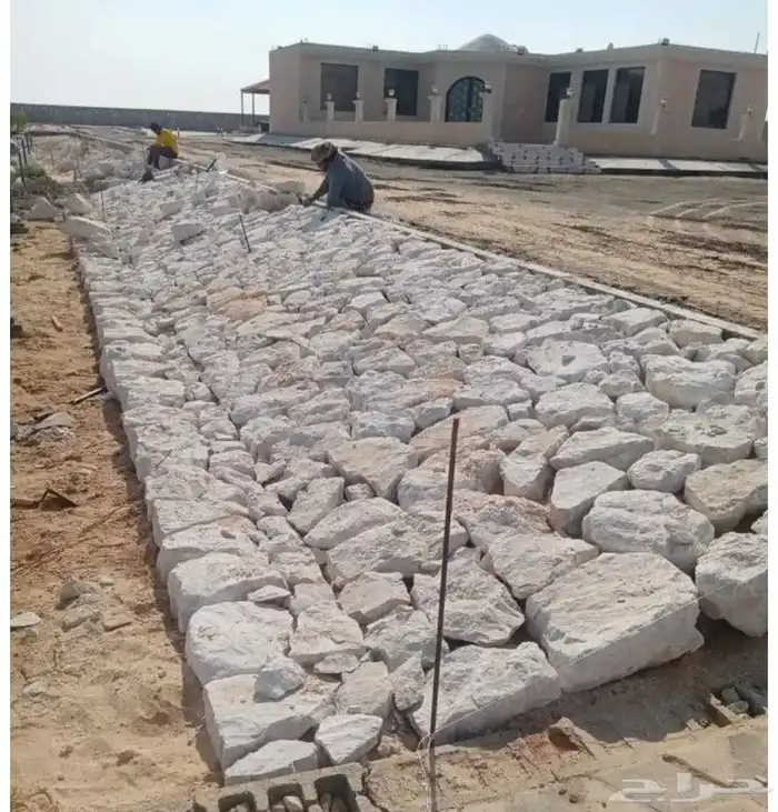 تنفيذ الشبوك وزراعة النخيل وتركيب الحجر 0