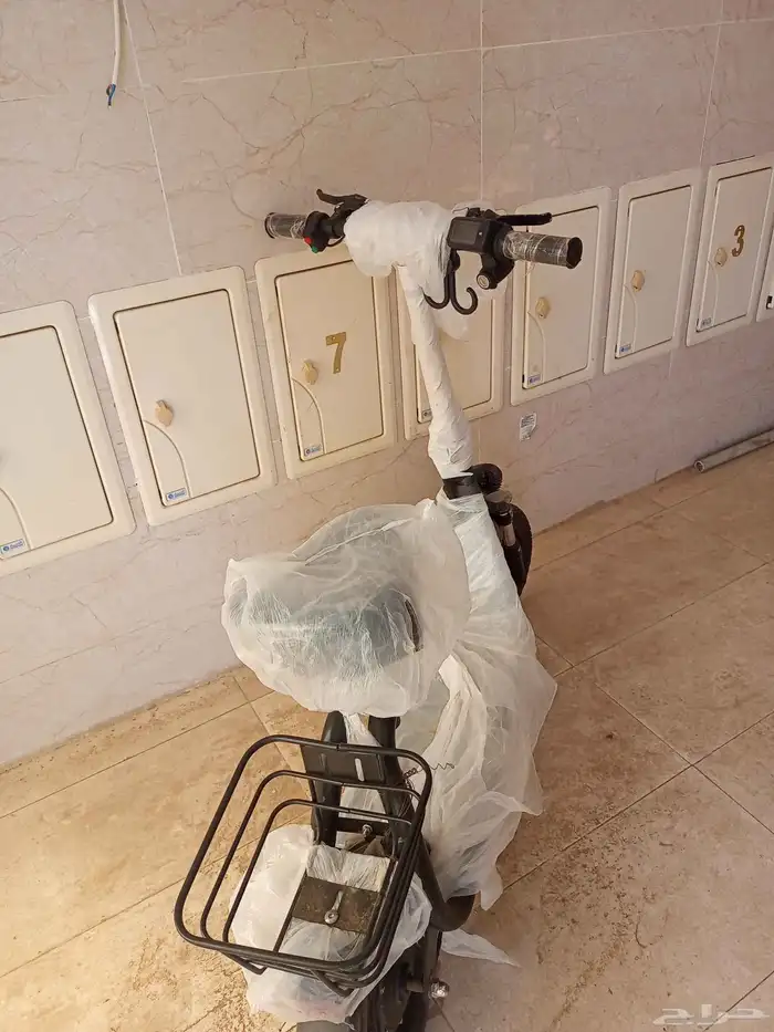 سكوتر ما فيه ولا اي شيء خربان بس ناقصه شاحن والاستيك خلفي 0