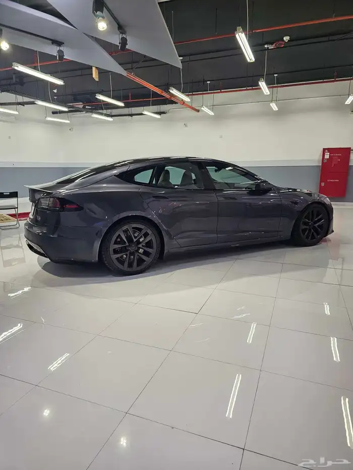 tesla s plaid 2022 model .. 2500km only  97431115455 3