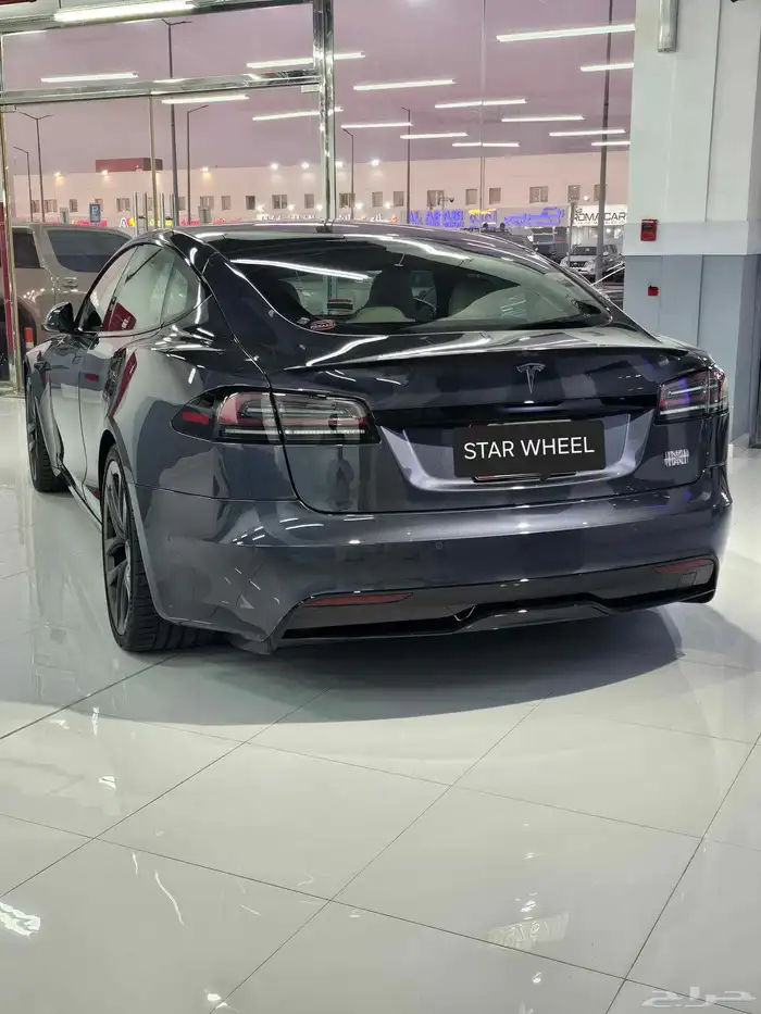 tesla s plaid 2022 model .. 2500km only  97431115455 0