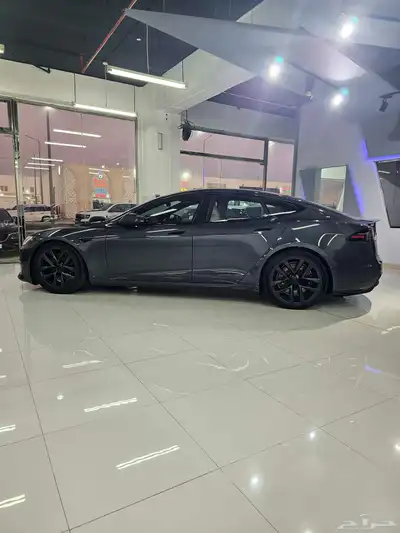tesla s plaid 2022 model .. 2500km only  97431115455 index