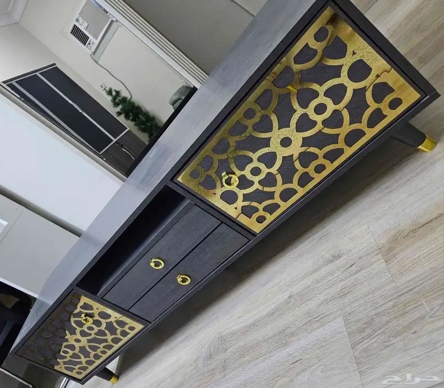 طاولة تلفزيون شبه جديدة 2