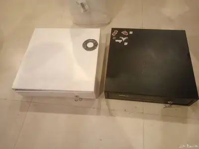 يوجد 2 درج كاشير يحتاج بعض سيانه حاجه خفيفا وي 2 حامل تابلت 1