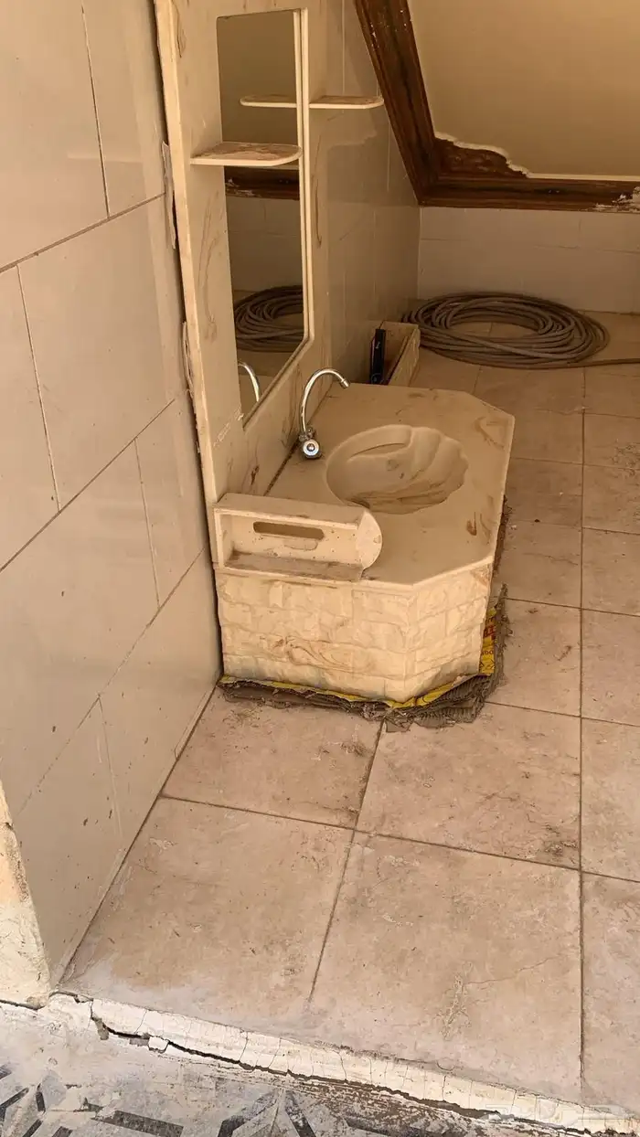 مغسله رخام شبه جديده للبيع لعدم الحاجه مع مرايه وارفع وحافظه 0