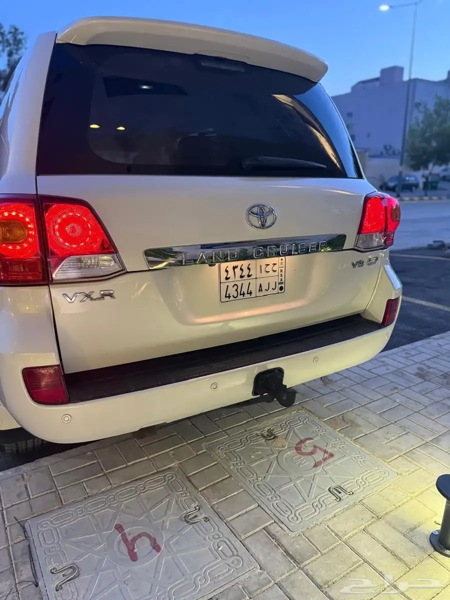جيب لاندكروزر 2013 vxr الممشى 370 الف تقريبا شد بلد 3
