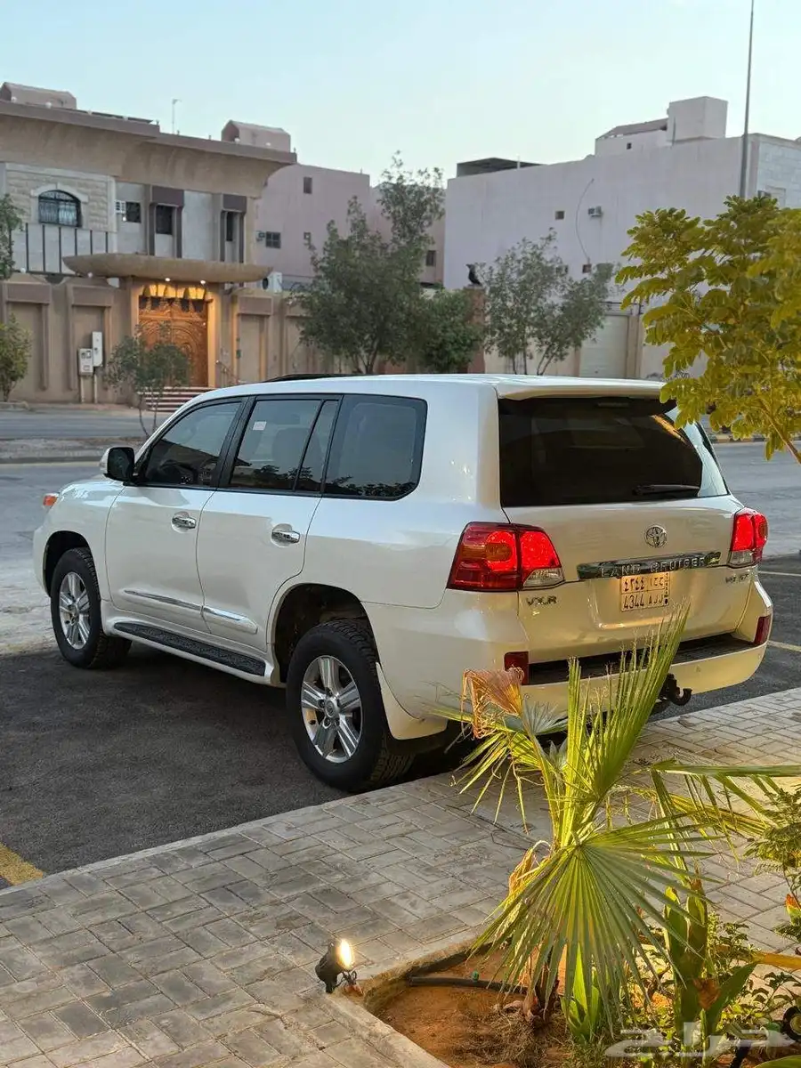 جيب لاندكروزر 2013 vxr الممشى 370 الف تقريبا شد بلد 8