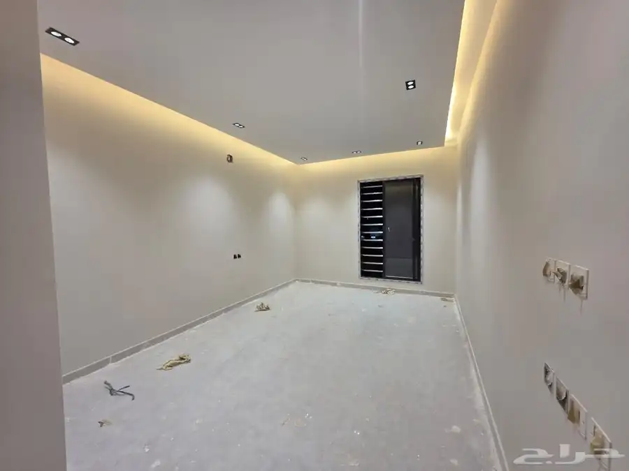 درج صاله بدون شقه مساحتها 200م بحي طويق 20