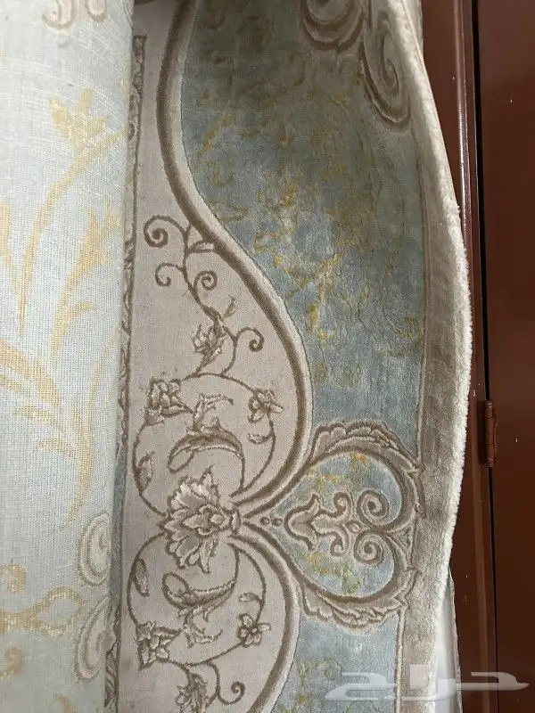 سجادة و طاوله دراسه للبيع في المجمعه 2