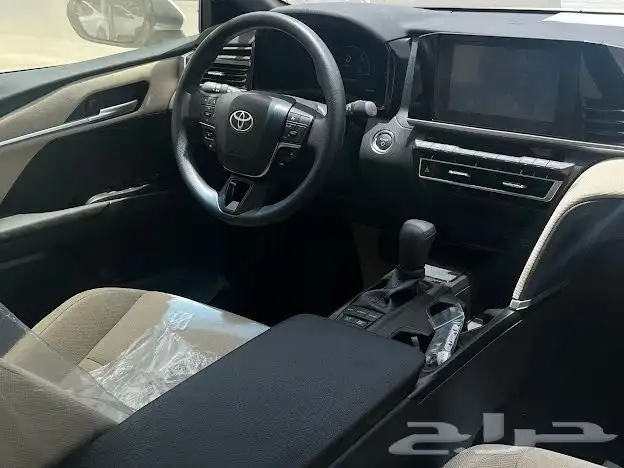 تويوتا كامري E هايبرد موديل 2025 1