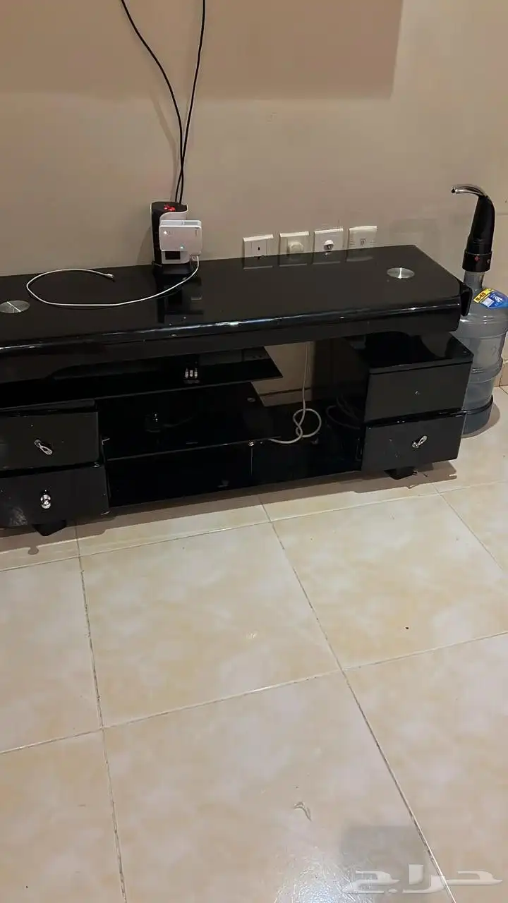 تلفزيونات مع طاولاتهم نظاااف 1