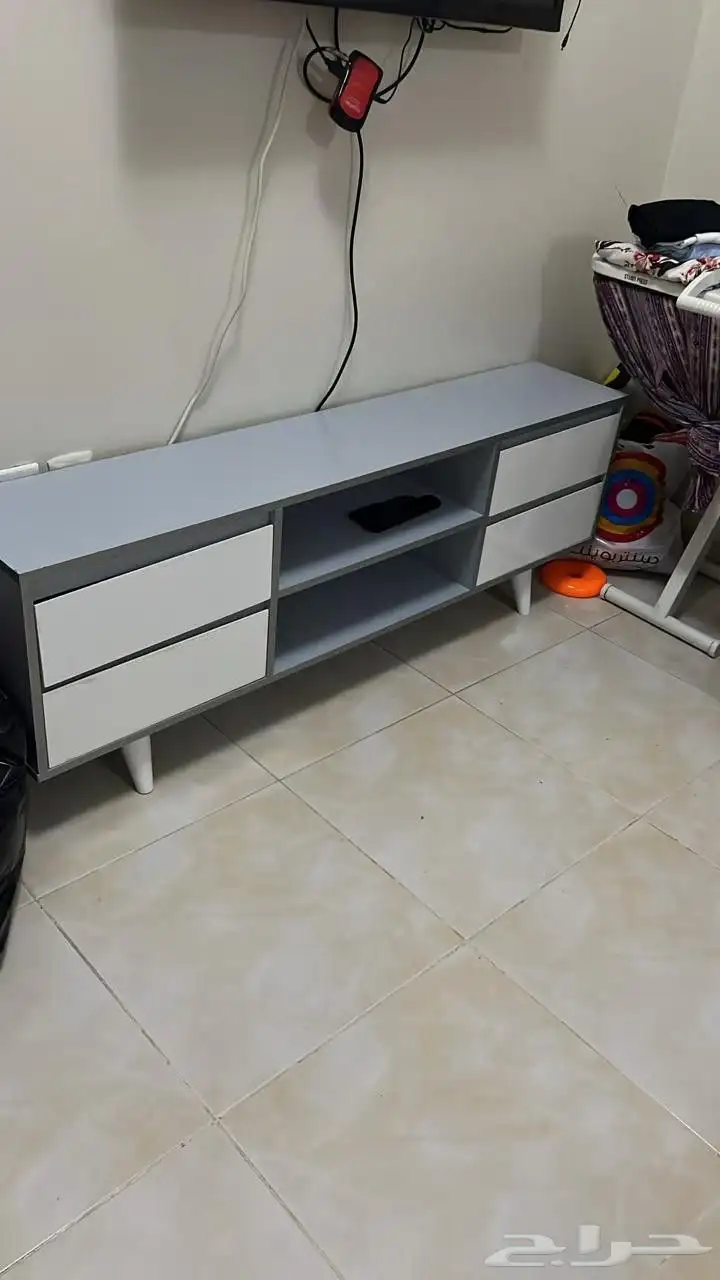 تلفزيونات مع طاولاتهم نظاااف 0