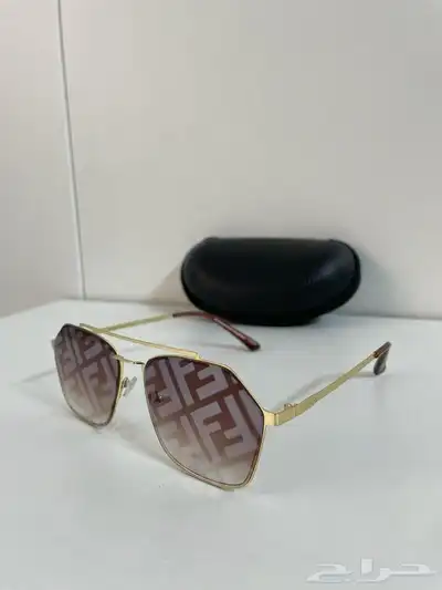 4 نظارات شمسية ماركات 1 طقم ساعة مع قلم وكبك 1