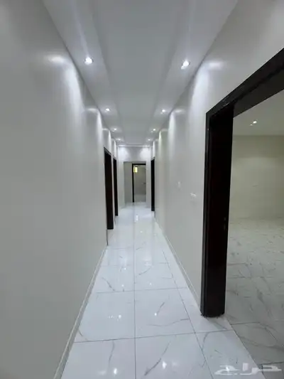 شقه 5 غرف جديده للايجار بحي الريان 0