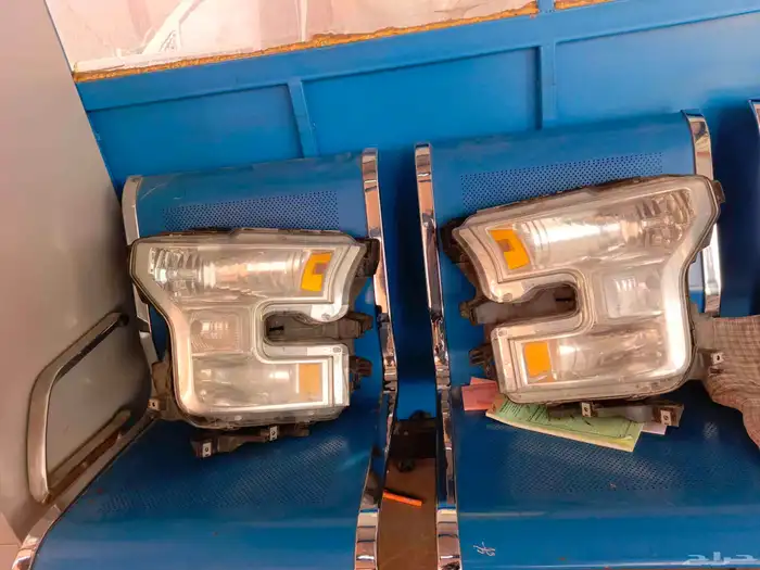 شمعات f150 يمين يسار نضيفه وسليمه من الكسوروقوعدها سليمه 0
