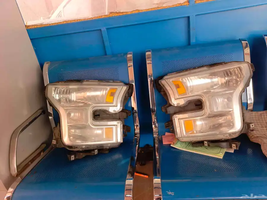 شمعات f150 يمين يسار نضيفه وسليمه من الكسوروقوعدها سليمه 0