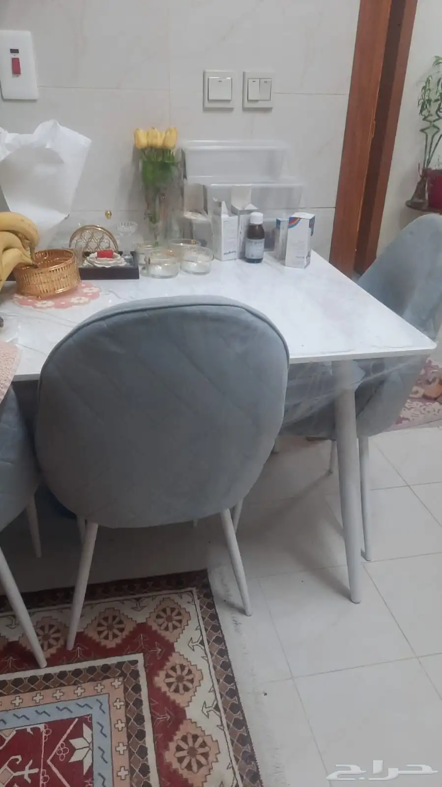 طاولة طعام شبه جديدة 0