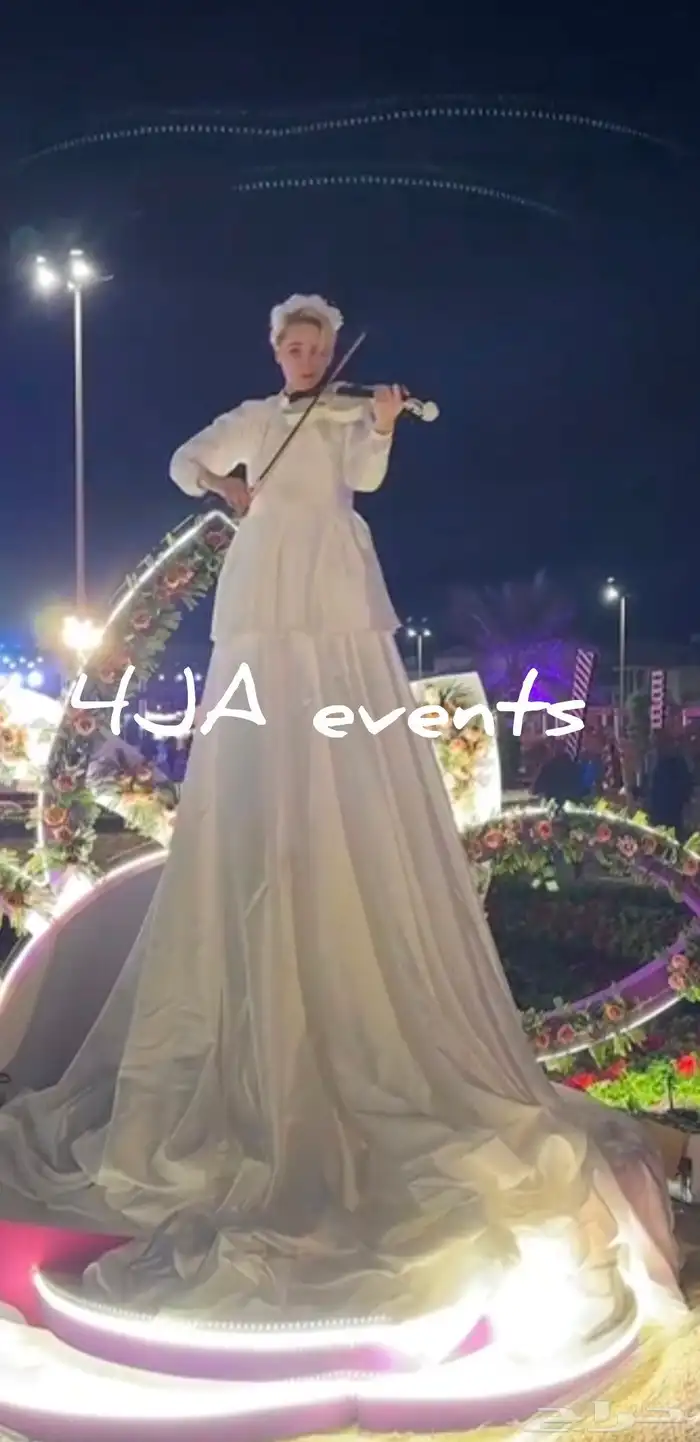 عازفة كمان بالفستان الطويل 0