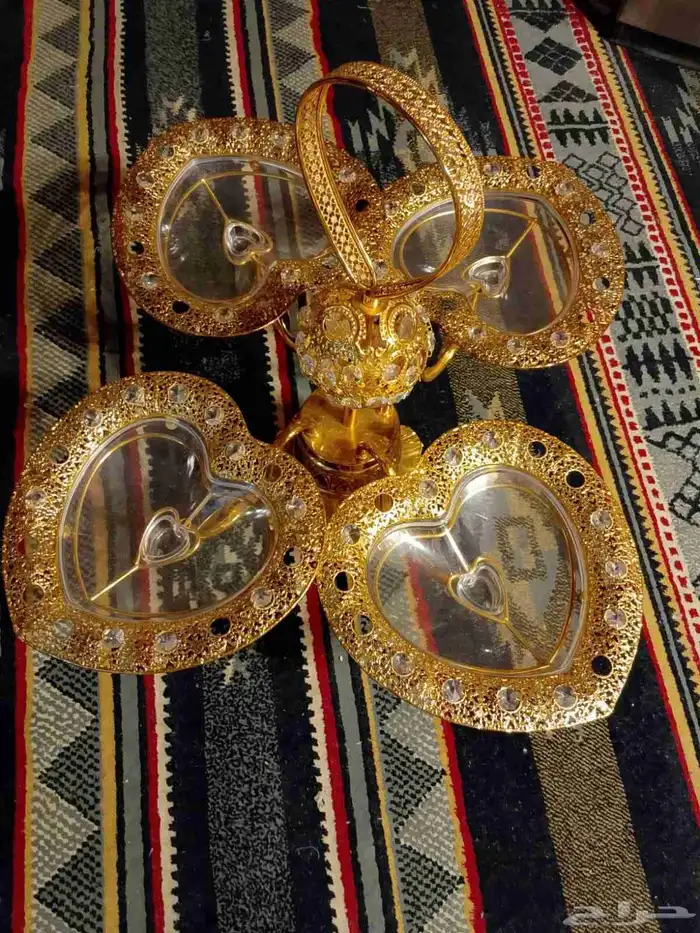 استناد حلويات واغراض اخرى.4 اطباق الون ذهبي للحفلات 2