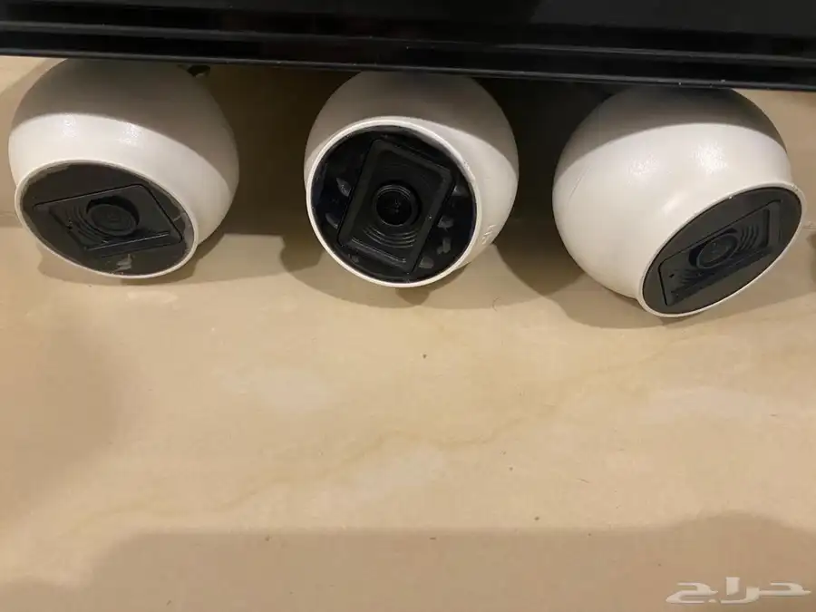4 كاميرات للبيع معا جهاز HIKVISION 2