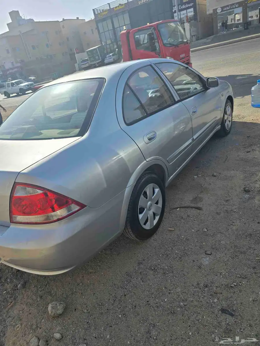 Nissan Sunny 2011 3