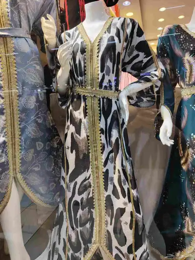 عبايات جديده والسعر لقطه 2