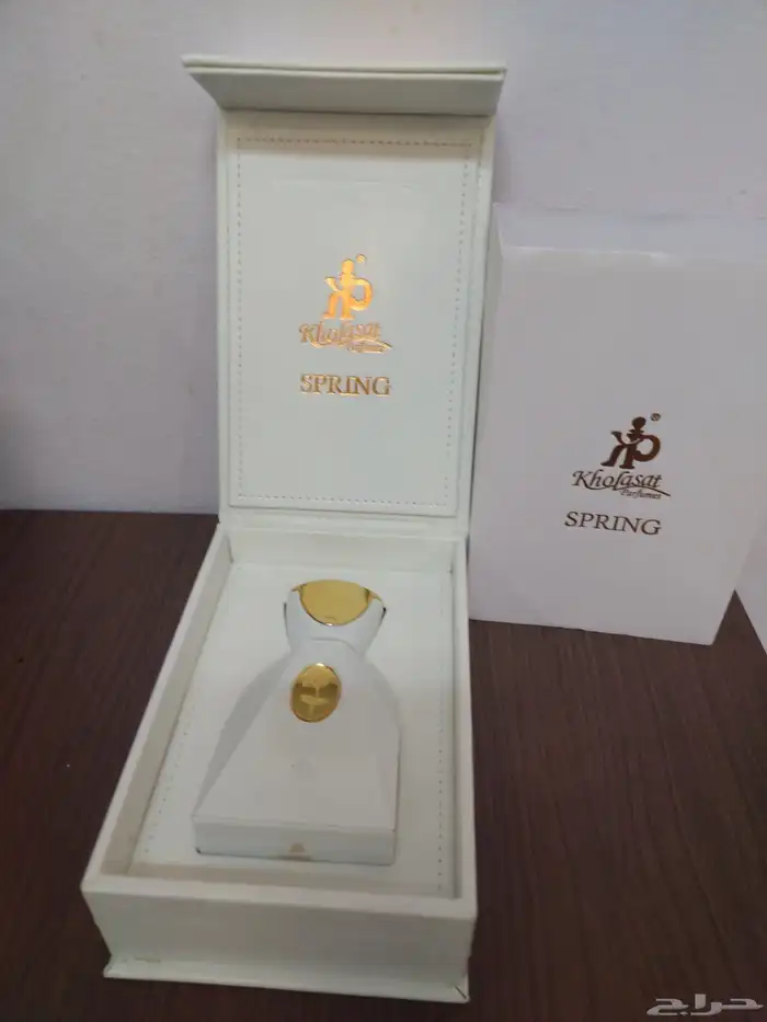 علب عطور وعطور وطاولات قطاعة خضار وشنطة مكياج واكسسوارات سفر 2