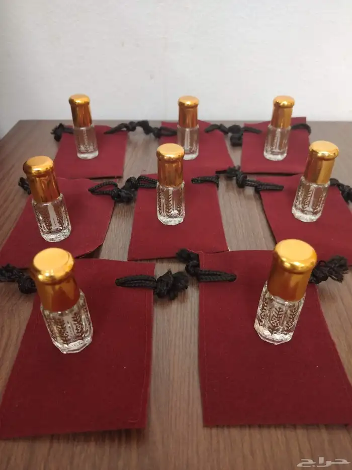 علب عطور وعطور وطاولات قطاعة خضار وشنطة مكياج واكسسوارات سفر 1