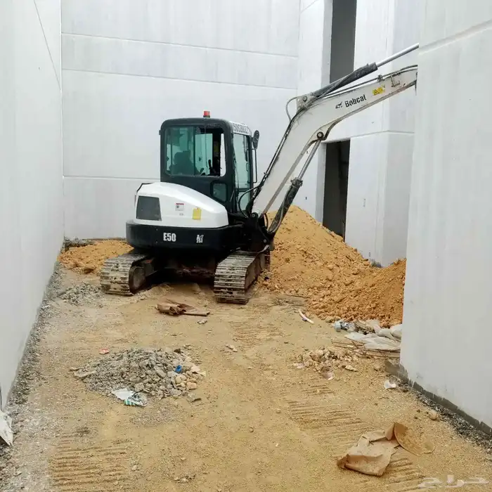 بكلين صغير للايجار يتميز بالشغل في الاماكن الضيقه حفر تكسير 1
